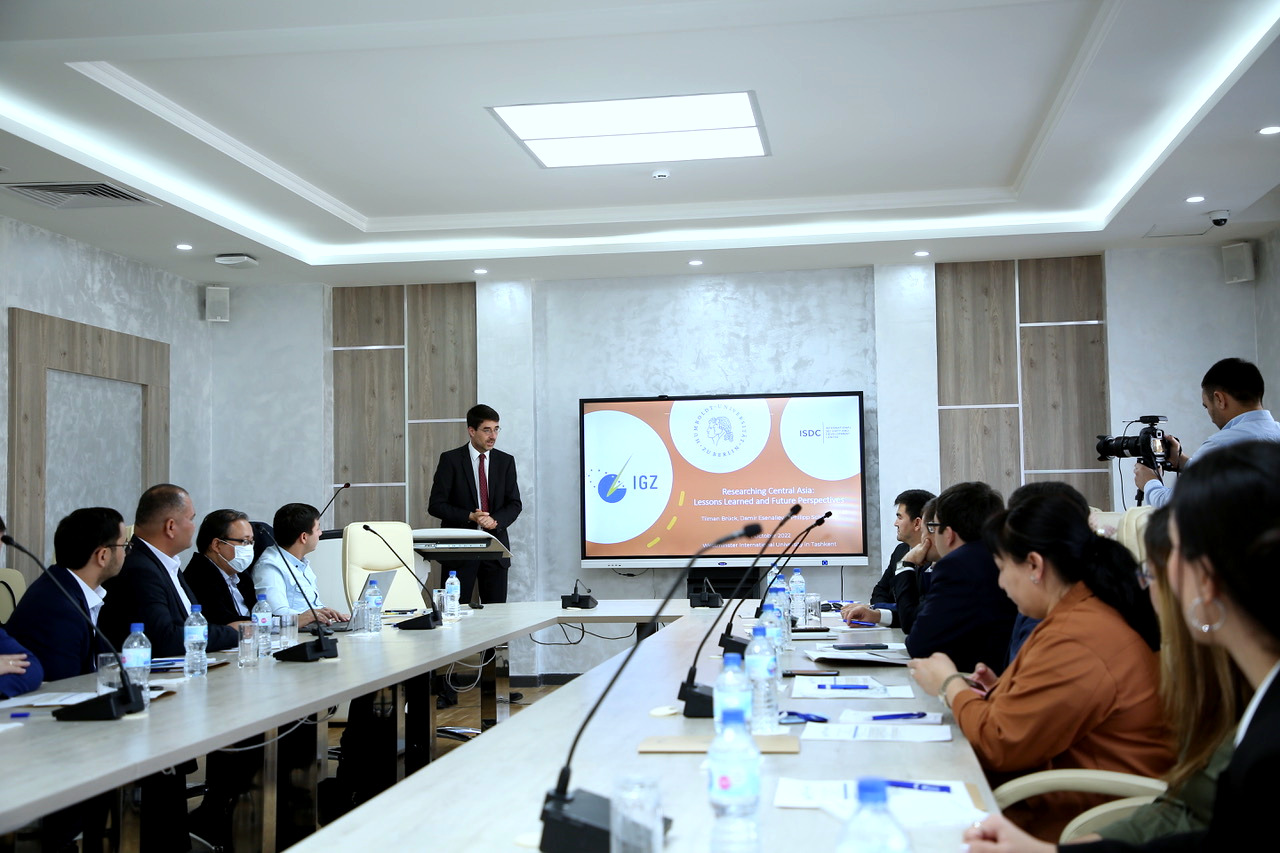Dr Esenaliev is delivering the LiK Data Users Workshop in Bishkek, 10.10.2022. 