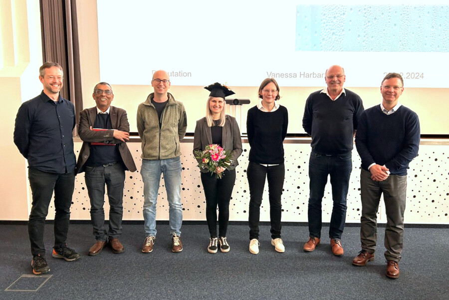 Dr Vanessa Harbart (centre left) with her first supervisor Prof. Dr S. Baldermann (centre right, University of Bayreuth/IGZ), flanked from left to right by mentor Dr G. Jerz (Technische Universität Braunschweig), the members of the examination committee Prof. Dr H. Rawel and Prof. Dr A. Mangerich, Prof. Dr P. Winterhalter (Universität Potsdam) and Prof. Dr P. Winterhalter (Technische Universität Braunschweig) 