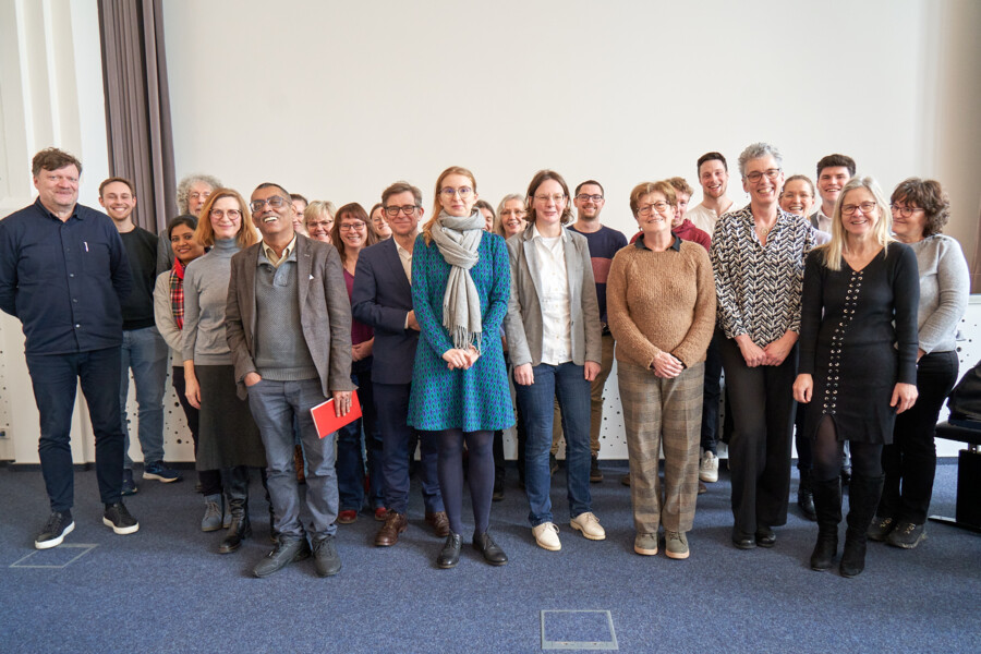 Dr Maria Fitzner (centre left) with first supervisor Prof. Dr S. Baldermann (centre right, University of Bayreuth/IGZ), the examination committee from left to right (in the front row): Prof. Dr T. Grune (DIfE), Prof. Dr H. Rawel (University of Potsdam), Prof. Dr Annamaria Ranieri (University of Pisa), Prof. Dr Nicole van Dam and Prof. Dr M. Schreiner (IGZ) and the guests of the disputation.