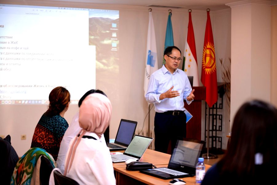 Dr. Esenaliev gibt den LiK Data Users Workshop in Bischkek am 10.10.2022