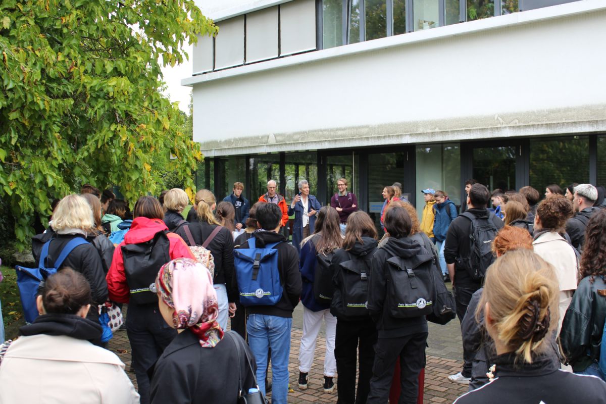 IGZ - Prof. N. van Dam welcomes the students to the grounds of the IGZ in Großbeeren | | Photo: IGZ/E. Piontek